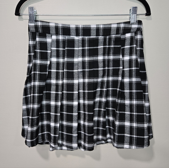 Hollister Dresses & Skirts - Hollister Black and White Plaid Skirt Size Small